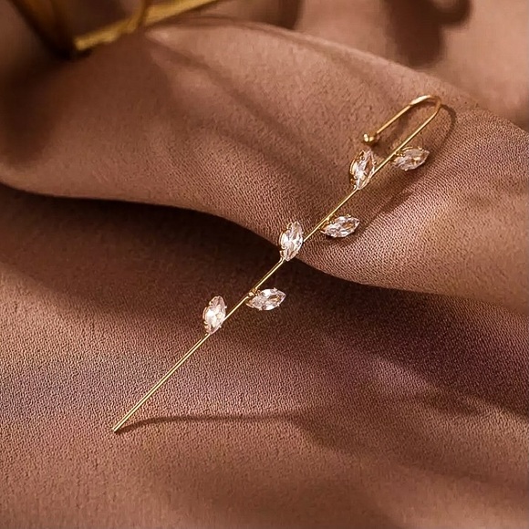 ⚜️[𝟯/$𝟭𝟴]⚜️CZ Leaves Crystal Ear Hook NEW - Picture 4 of 8